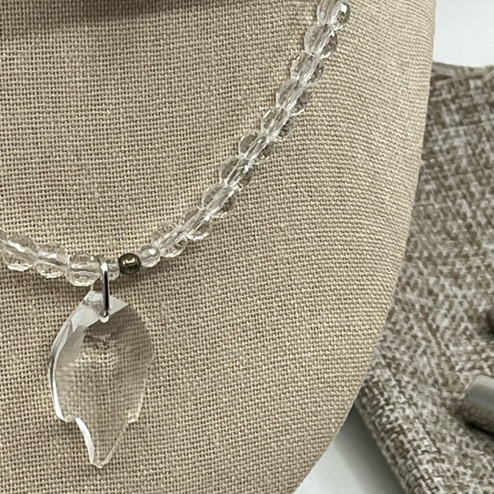 Vintage Necklace with Leaf Pendant - Picture 11 of 15